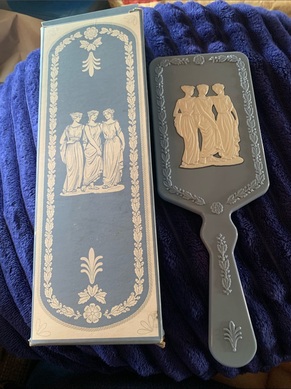 Vintage from the 1970s Avon Avonshire handheld vanity mirror - Picture 1 of 4